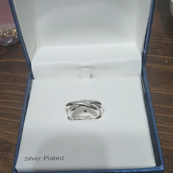 Elegant Silver Plated Women's Ring - Picture 1 of 2